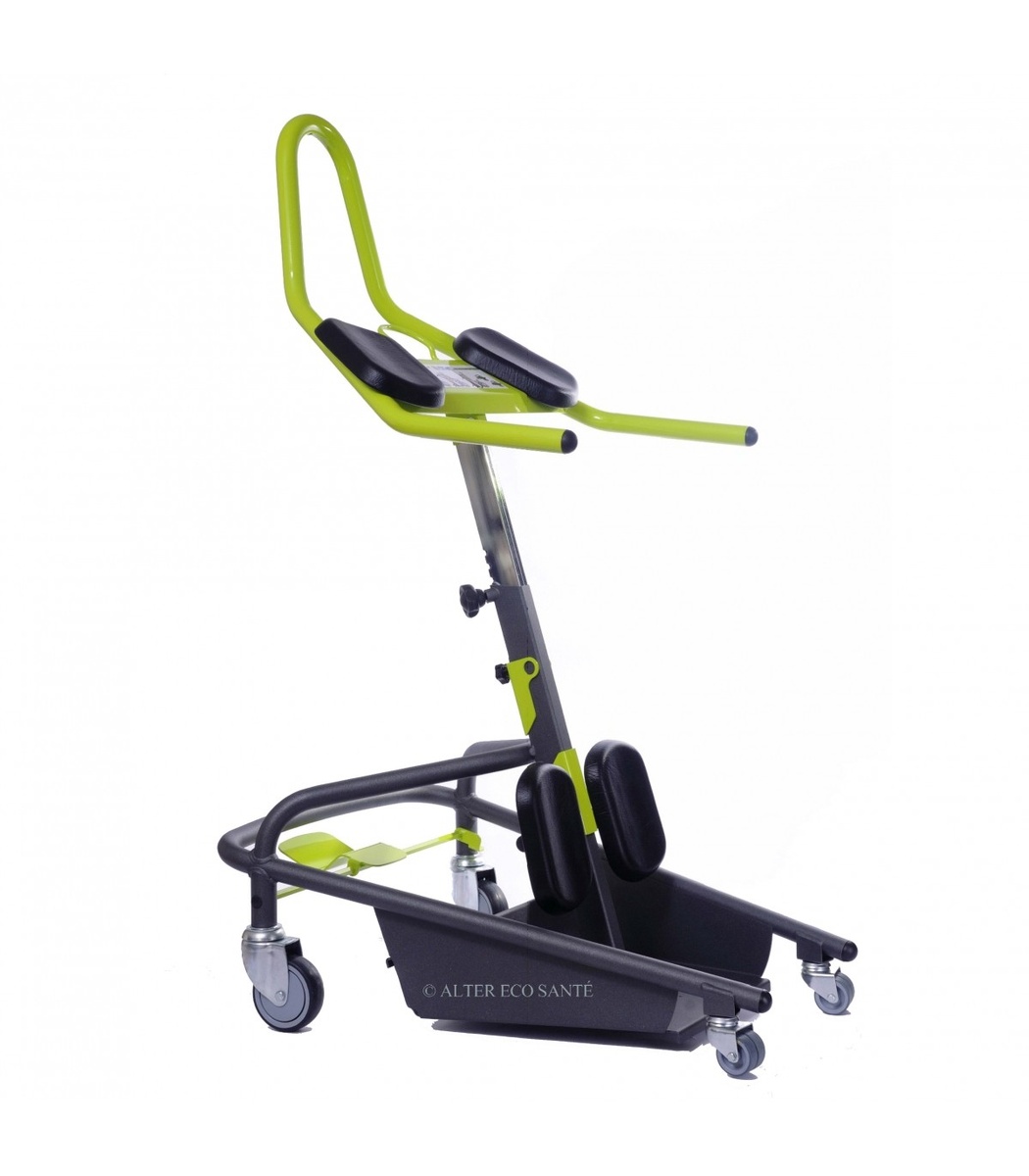 Так выглядит гидон. При помощи этой штуки мы его поднимаем из кровати и перемещаем в кресло. В кресле он выходит на улицу, принимает пищу, чистит зубы и общается с семьей и друзьями. Но обязательны еще специальные ботинки, которые фиксируют ноги, так как ноги тоже нерабочие. 