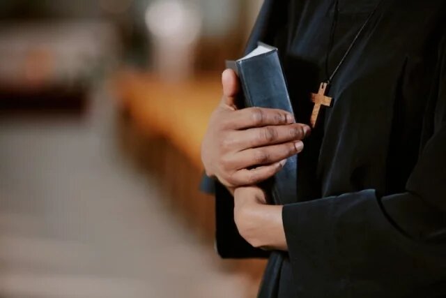    Как правильно обращаться к монаху или монахине?