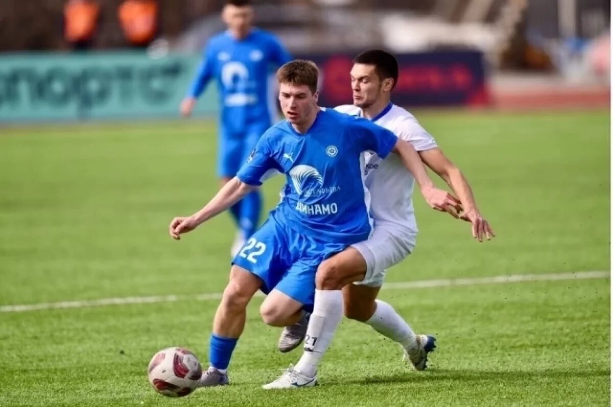    Футбольное «Динамо-Владивосток» дома уступило лидеру группы «Серебро»