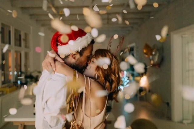    Когда целоваться в Новый год — с первым или последним ударом курантов?