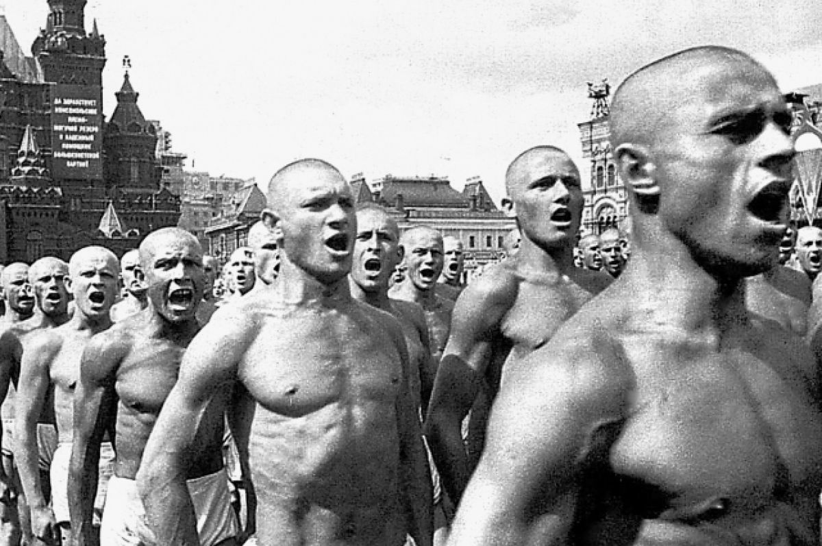 Советские зомби и рабы маршируют на параде физкультурников, 1930-е годы. Своеобразный советский гей-парад. 