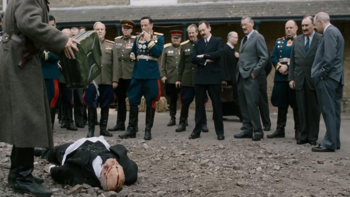Чекист Берия, главарь чекистской мафии, во дворе штаба Московского военного округа после расстрела. Кадр из художественного фильма.