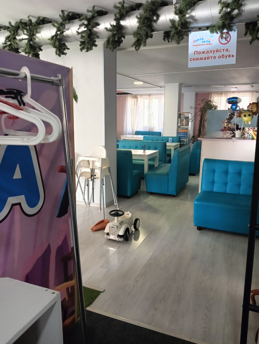 При входе снимали обувь, в этом есть свой вайб, в таком месте чувствуешь себя как дома. 