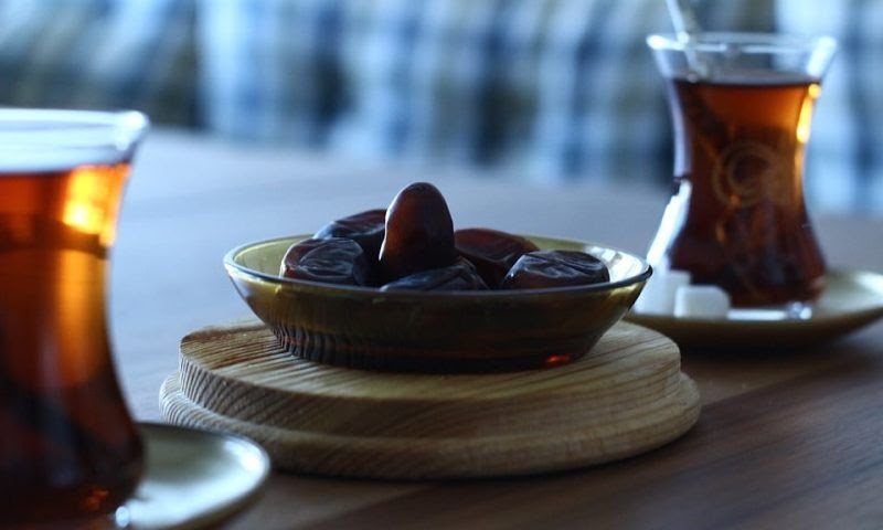 Шесть ответов на простые вопросы о Рамадане, которые помогут вам не попасть впросак.
Что такое Рамадан?
Рамадан — девятый месяц по принятому у мусульман лунному календарю Хиджры. Считается, что именно во время Рамадана пророк Мухаммад получил от бога благословение и откровения, ставшие Кораном.

В Рамадан традиция предписывает мусульманам соблюдать пост (уразу) и ограничивать себя в том, что может осквернить. Считается, что в Рамадан мусульманин особенно близок к Всевышнему. Поэтому в Рамадан сделанные благие дела вознаграждаются Аллахом сильнее, но и совершенное зло карается более сурово.

Когда начинается Рамадан в 2025 году?
Рамадан наступает с новолунием, отчего в разные годы может приходиться на разные календарные даты.