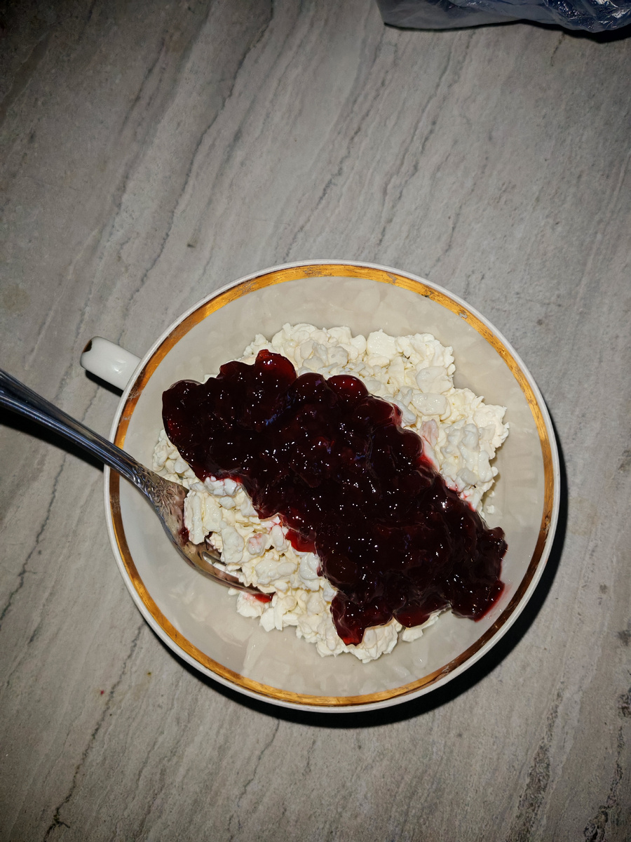 Творог с черносмородиновым вареньем, двойной эспрессо, как всегда, присутствует. 