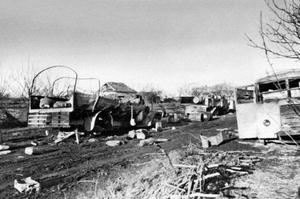 Войсковая колонна, разбитая штурмовиками Ил-2.
