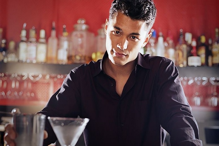 Бармен-красавчик (из сети)