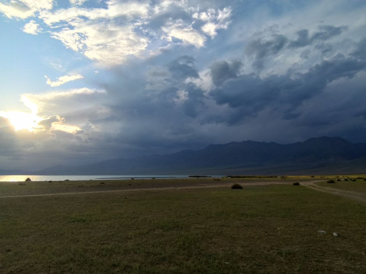 Озеро Урег нуур. Как только образуется тучка над озером резко, становится холодно. И так по всей Монголии.