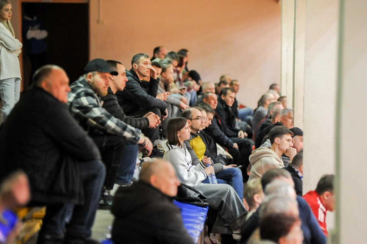 Многочисленные болельщики поддерживают любимую команду