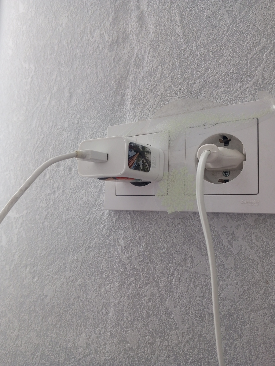 Ага, видео не в тему. На розетке ещë новогодние светящиеся ночью наклейки - снежинки. Днëм как пятно. 