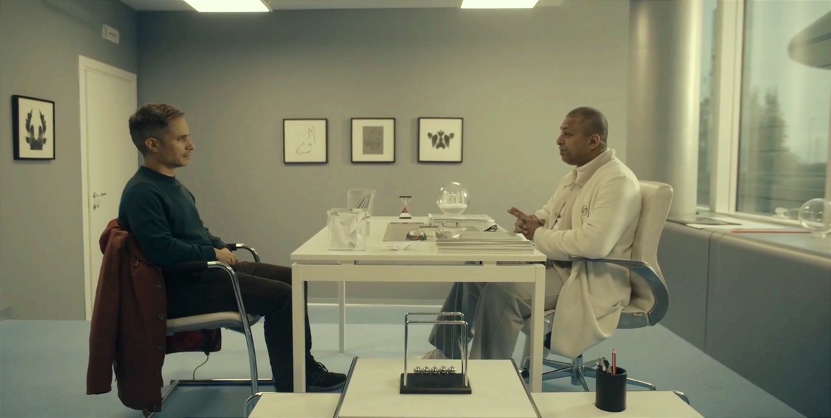 Сэл: "Если смерть приводит души загробный мир, тогда должен быть и тот, кто приводит их к существованию там, ведь так? Ответьте прямо, доктор, я знаю вы в курсе, что там, в загробном мире?" Доктор: "Ну как вам сказать, темно, мрачно, в час пик горы трупов. Шучу. Хотя и это тоже. Мой вам совет: будете общаться с представителями загробной жизни, не забывайте о законах физики". 