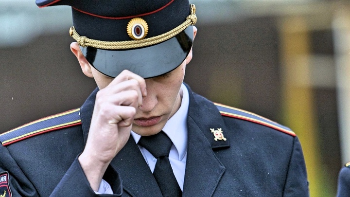 Что ж ты пригорюнился, курсантик? Фото из открытых источников.