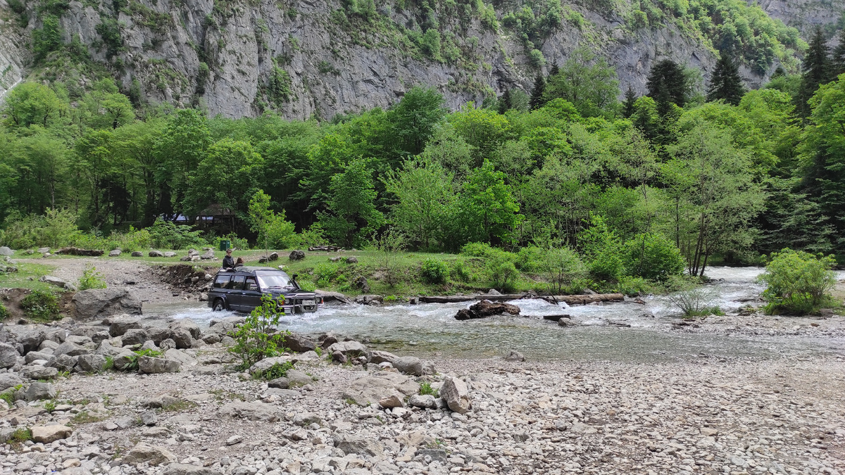 Туристов на автомобильной экскурсии в Абхазии. Polienko: путешествуем вдвоём
