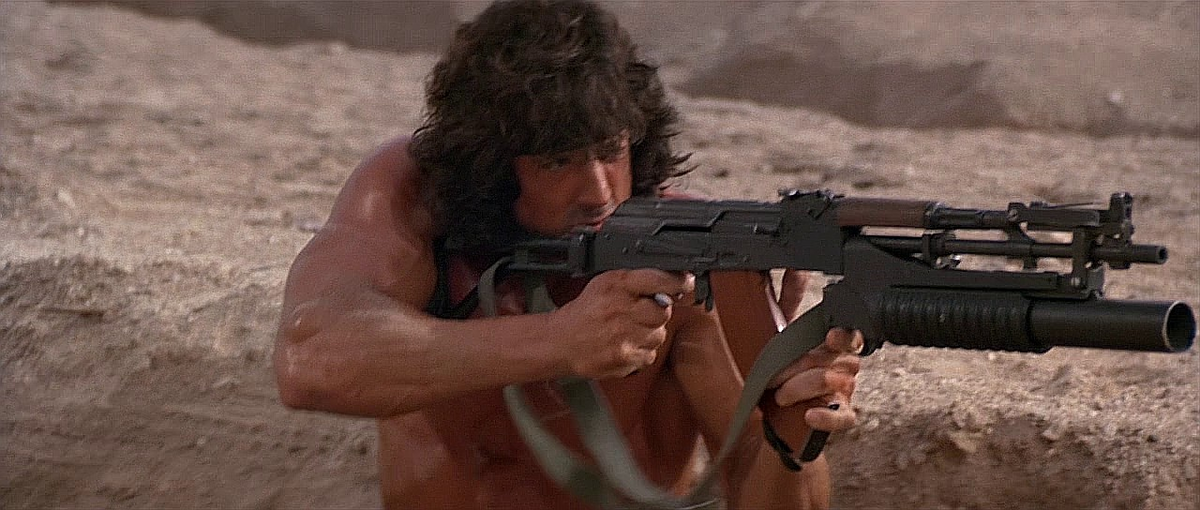 АКМ с американским подствольным 40-мм гранатометом M203, прикладом от Galil и странным дульным устройством