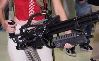 Тот самый M134 Minigun из фильма спустя много лет в руках модели на каком-то мероприятии