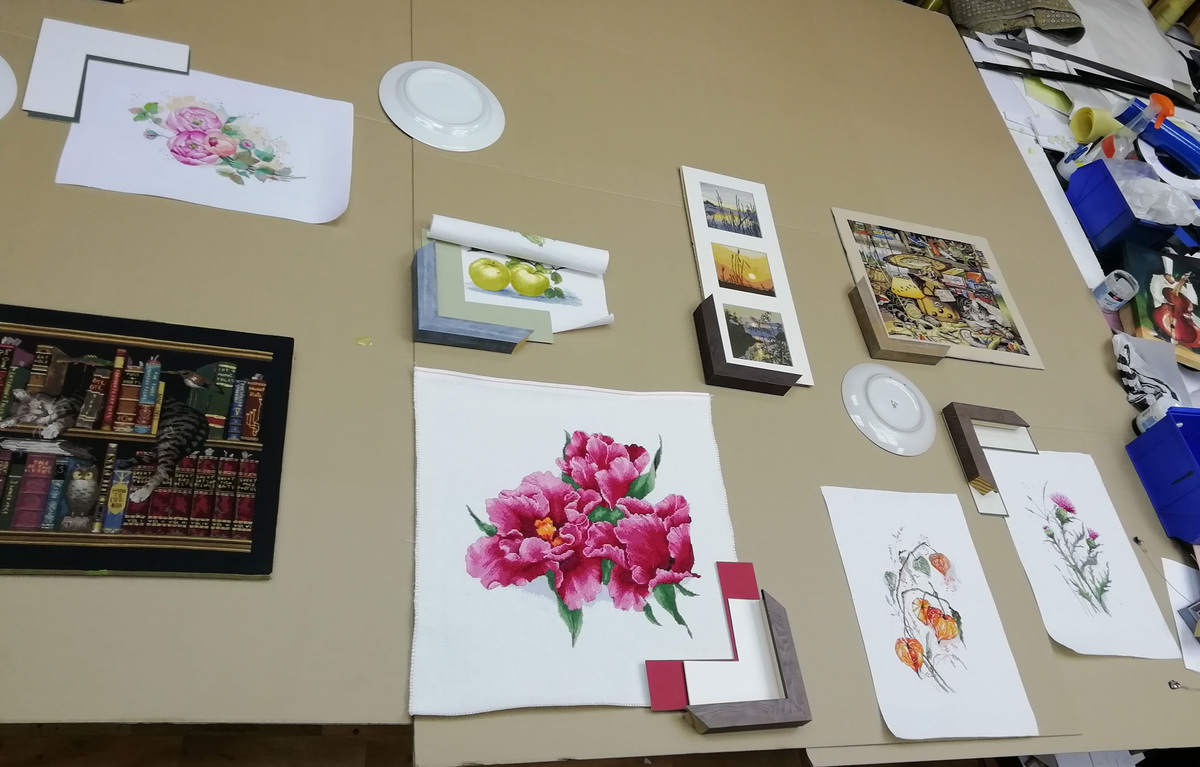 Фото из архивов арт-бюро «Эмбери». Работа над вышивкой на монтажном столе