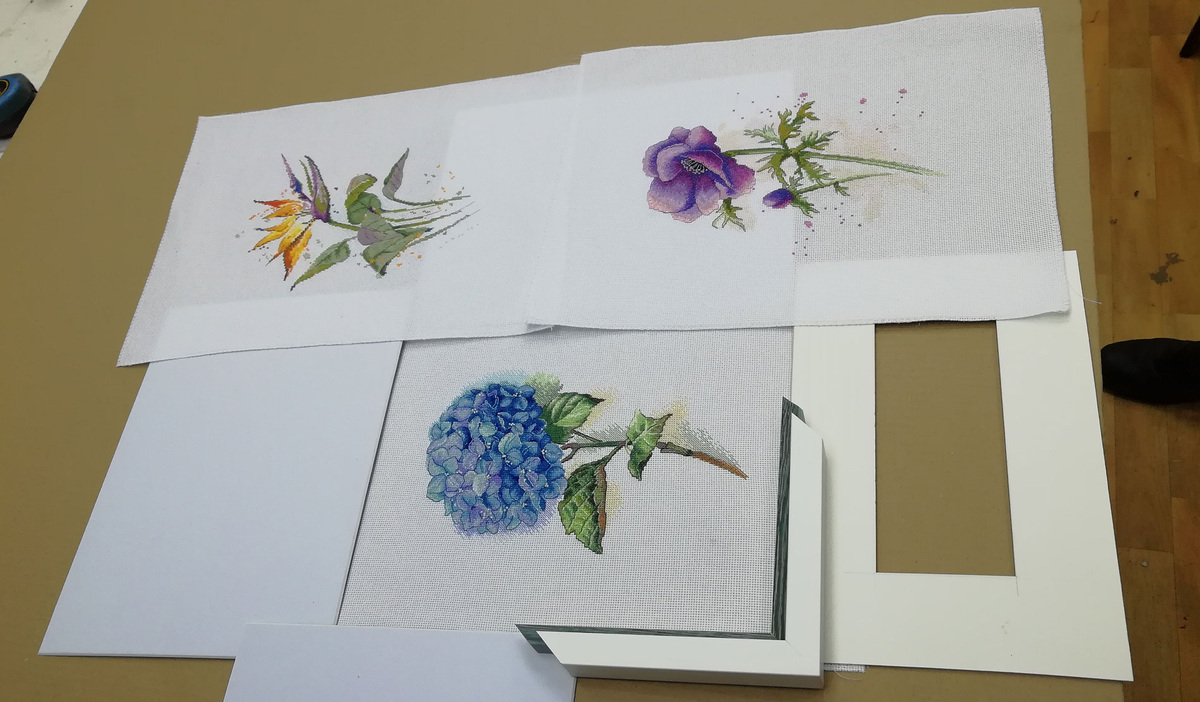 Фото из архивов арт-бюро «Эмбери». Работа над вышивкой на монтажном столе