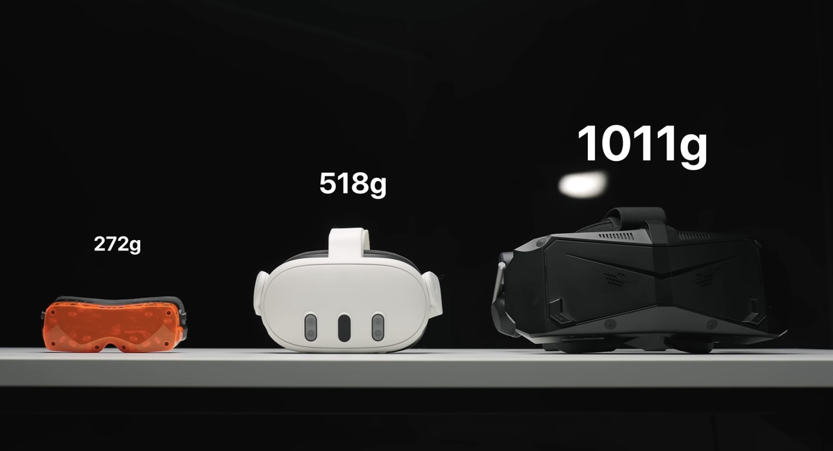 Маленькая оранжевая букашка слева - это Bigscreen Beyond 2 (вес указан с аудио креплением и лицевой подушкой)