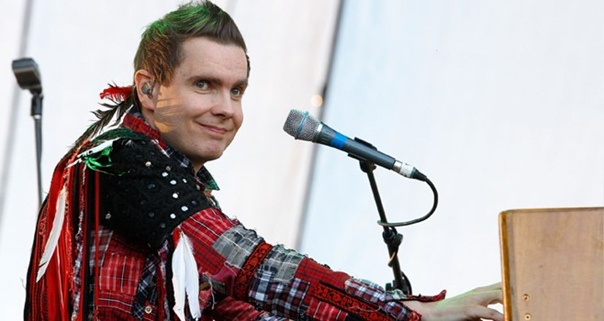 Сломал все инструменты и сидит довольный