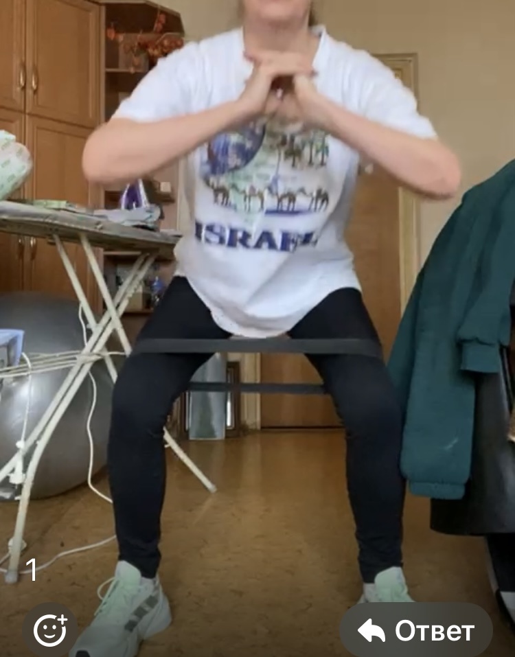 2. Присед с отведением бедра в сторону