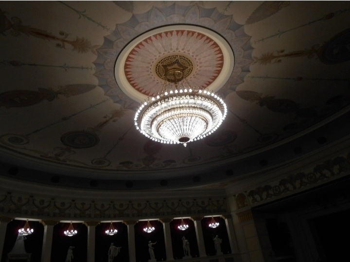 Люстра большого зала// фото автора 