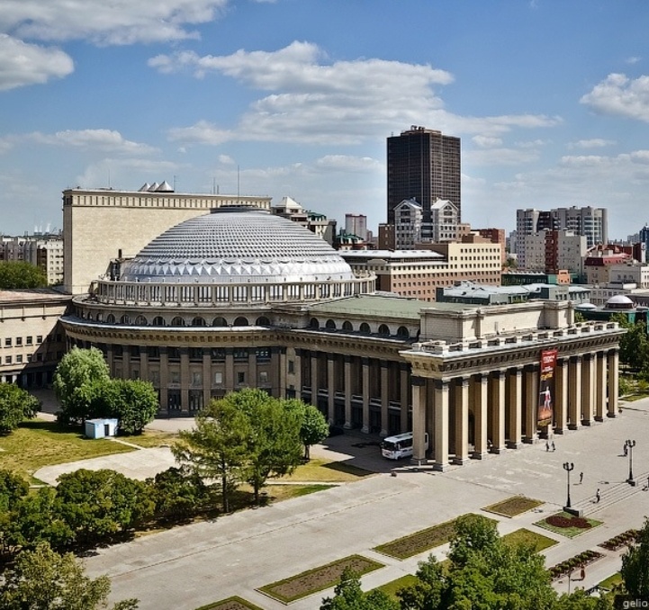 Новосибирский театр оперы и балета (купол ещё с "чашуйками")// фото С. Степанова
