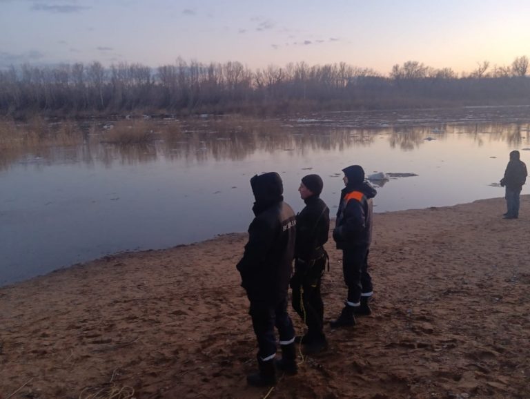    Под Оренбургом мужчина уплыл по Уралу на льдине Оренбуржье