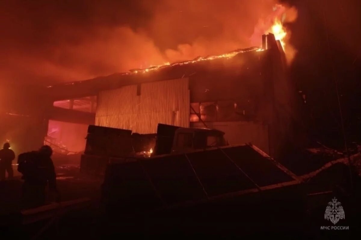    Горело нежилое здание на площади 1000 квадратных метров.