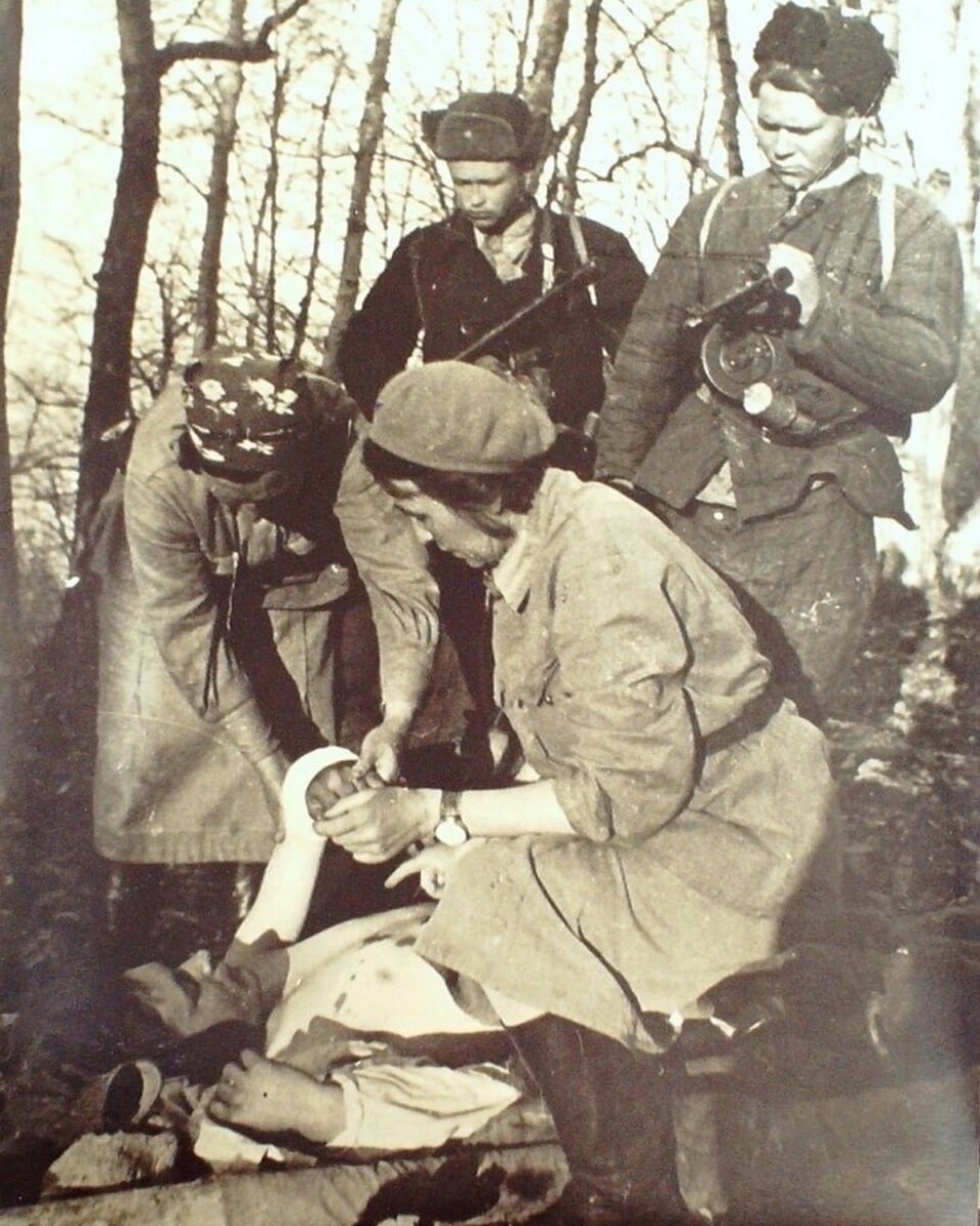    Крым, оказание помощи раненому партизану. Фото: Госархив РК