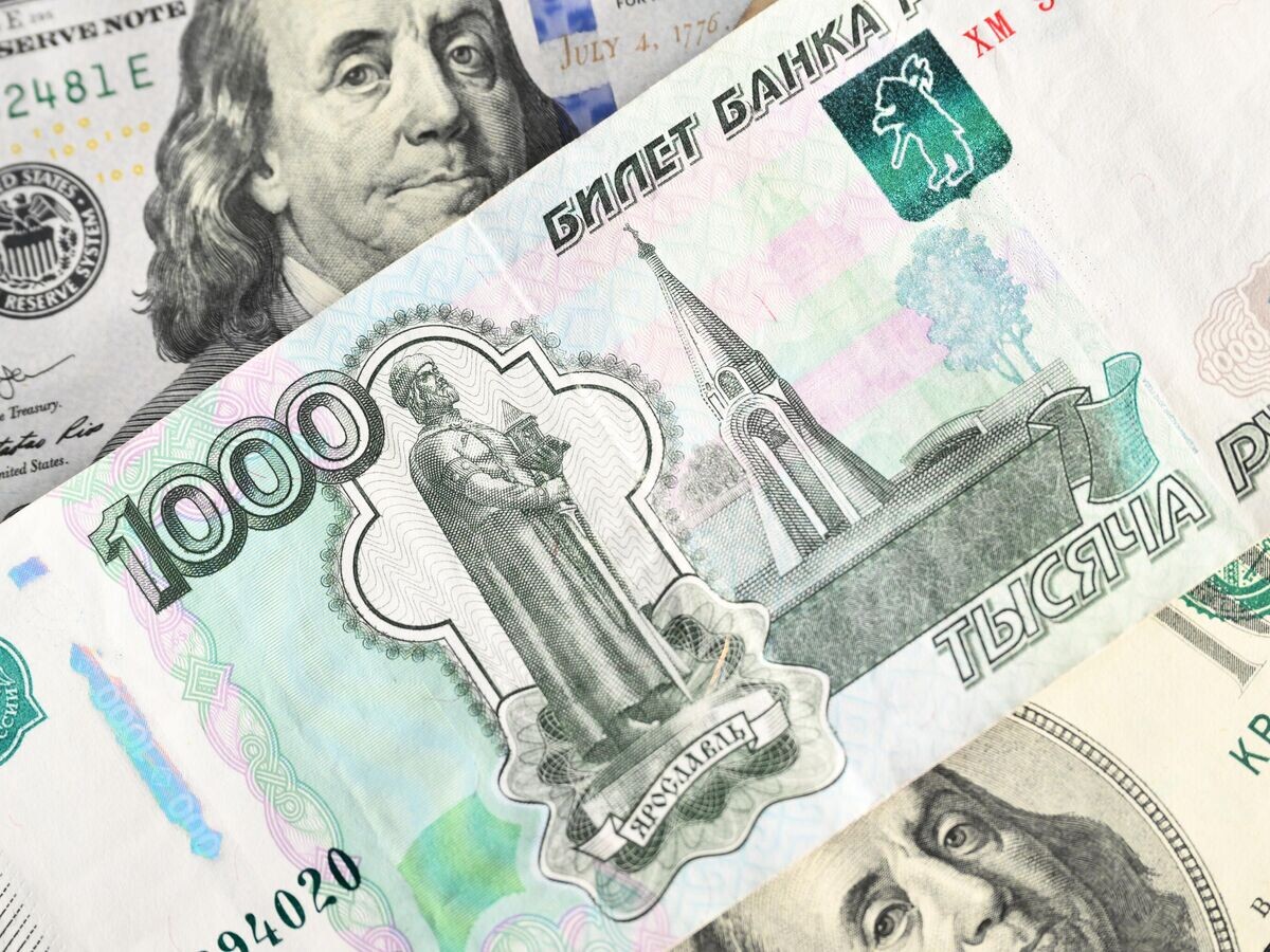    Денежные купюры Банка России и долларов США© РИА Новости . Владимир Астапкович