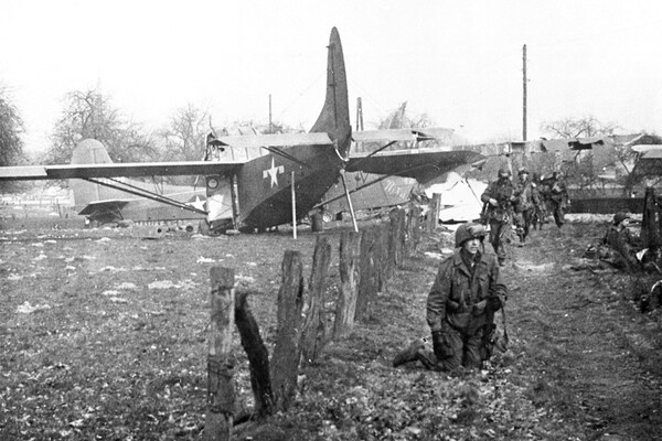 Десантный планер, севший в неподходящей для этого местности / US Army   