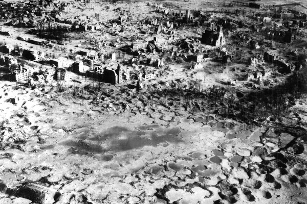    Руины Везеля, уничтоженного бомбардировкой / USAAF