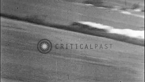    Американский истребитель атакует движущийся поезд /