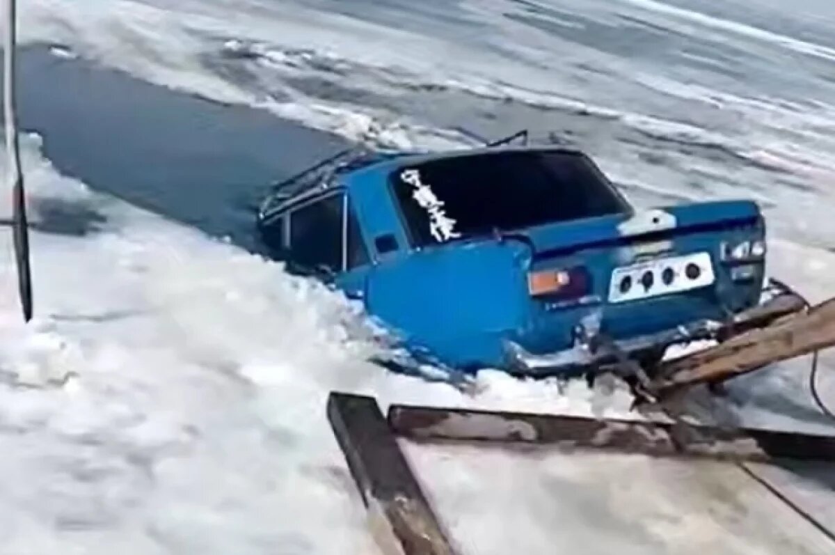    Ещё две машины провалилась на Байкале