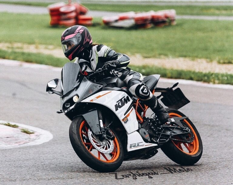  Анна Коротких (род.03.06.1989, Якутск) - пилот шоссейно-кольцевых мотогонок, модель, блогер