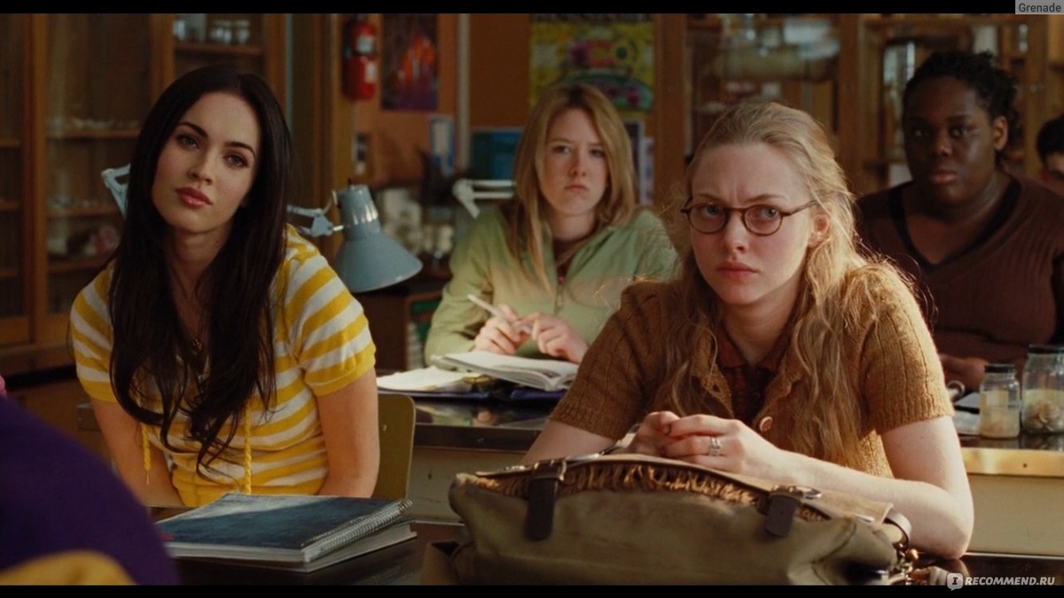 Меган Фокс и Аманда Сейфрид в фильме "Тело Дженнифер".