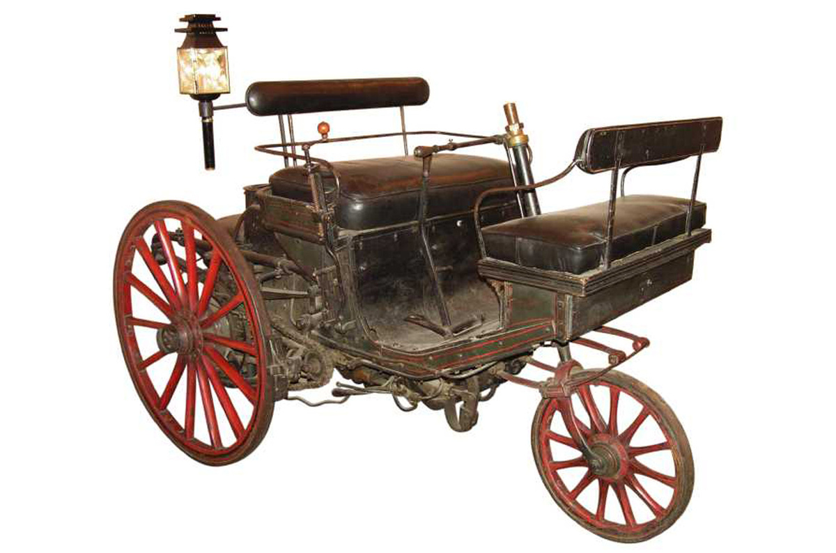    ### Serpollet-Peugeot (Peugeot Type 1) Самая первая машина французской марки появилась при активном содействии инженера Леона Серполле. 18 августа 1888 года Арман Пежо посетил «Общество гражданских инженеров» в Париже, где увидел трёхколёсный самокатный экипаж Серполле с паровым двигателем и загорелся идеей.   
[David.Monniaux](https://commons.wikimedia.org/wiki/File:TricycleSerpollet.jpg)