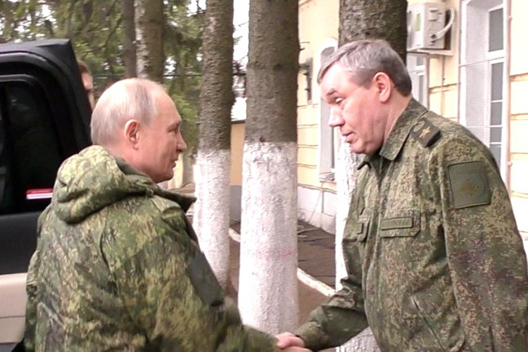    Владимир Путин (на фото с начальником Генерального штаба Вооруженных сил России Валерием Герасимовым) посетил пункт управления Курской группировкой.   
Фото: kremlin.ru