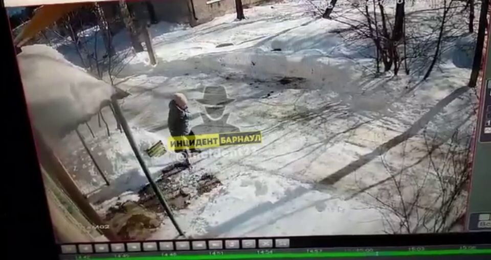    Наледь упала с крыши. Источник: кадр видео t.me/incident22