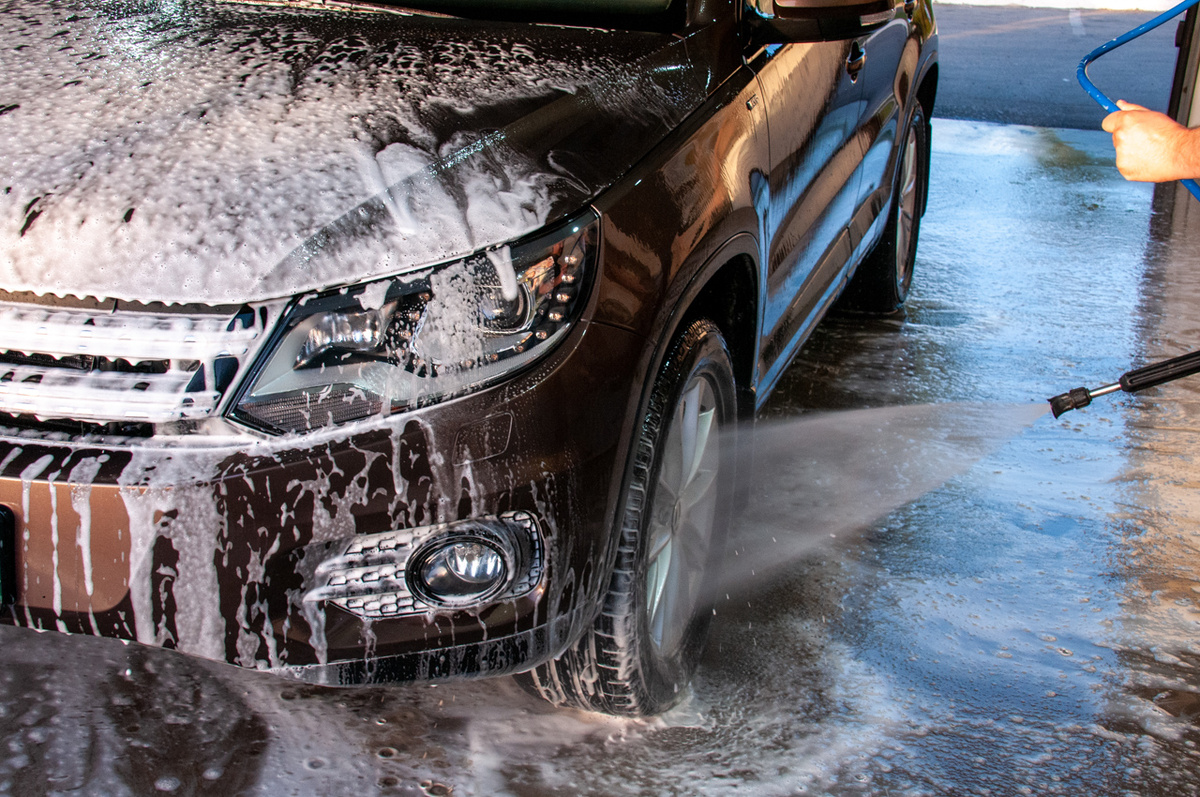 Автолюбителям грозит наказание за мойку железных коней в неположенных местах.  Фото: ФедералПресс / Светлана Возмилова