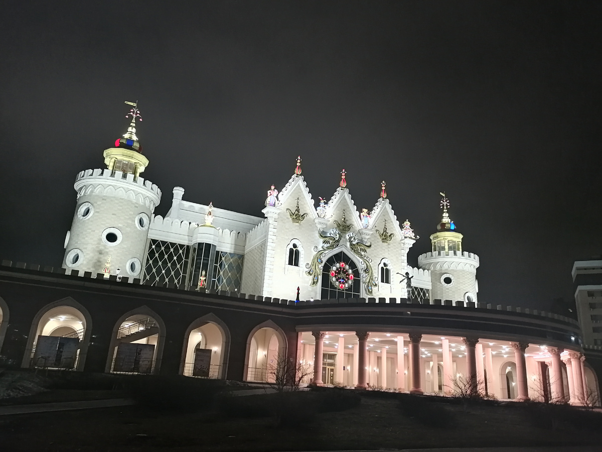 Театр кукол, из автобуса вышли и поднялись наверх, к скульптуре Маленького принца, он снизу смотрится комариком.