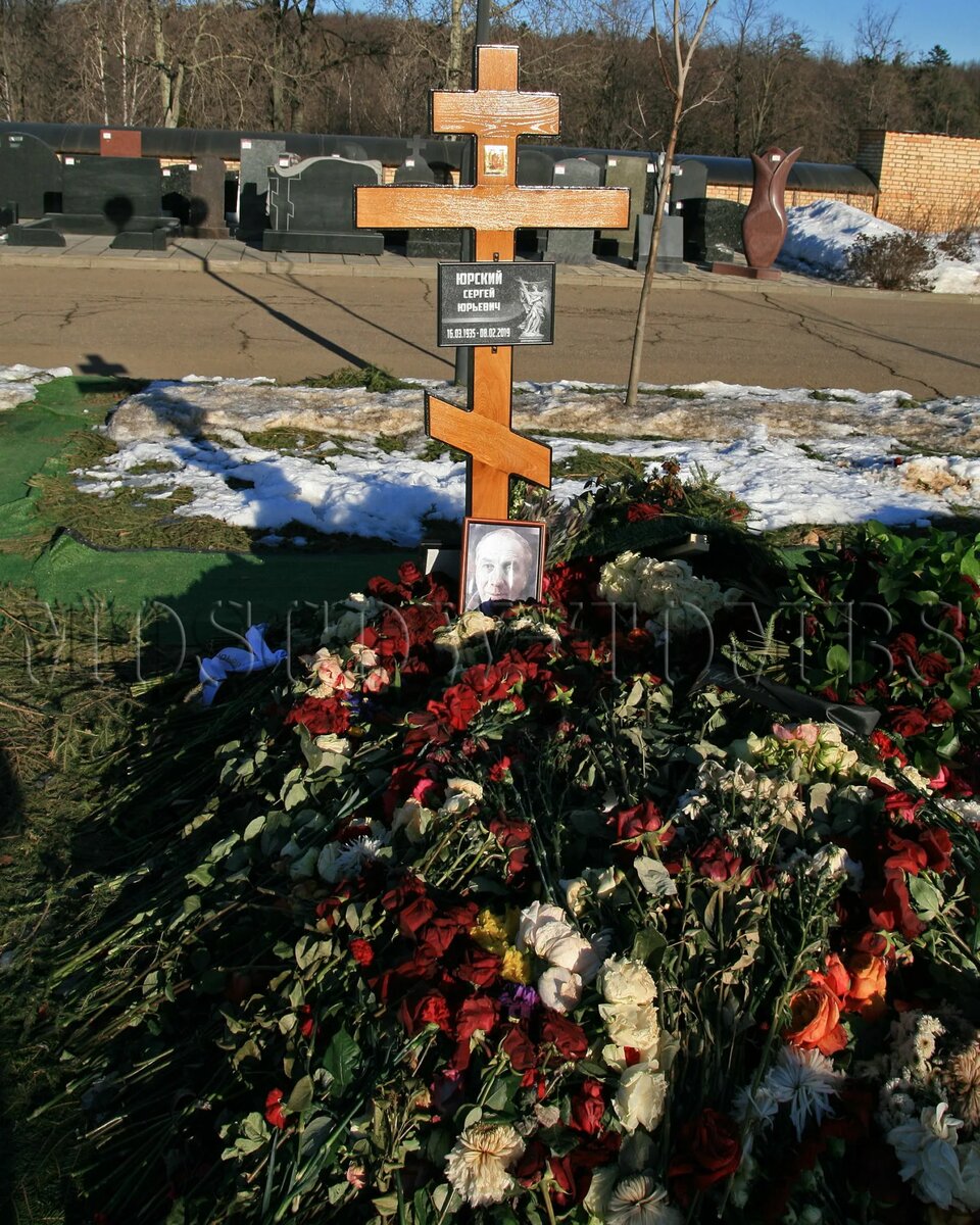 Первое надгробе Юрского