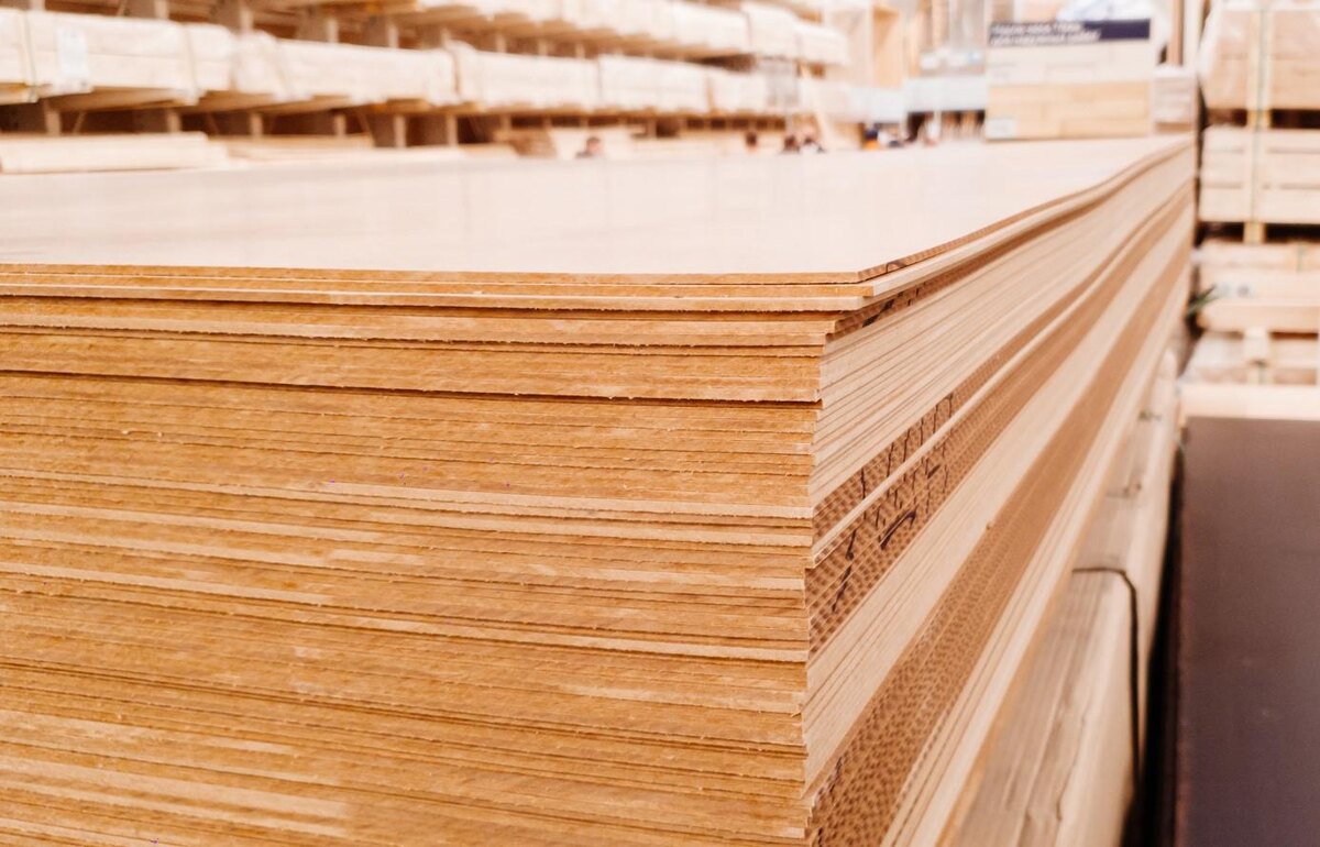 Andrey Sayfutdinov / Shutterstock / FOTODOM📷Толщина ХДФ определяет прочность изделия, а также сферу, где планируют применить плиту