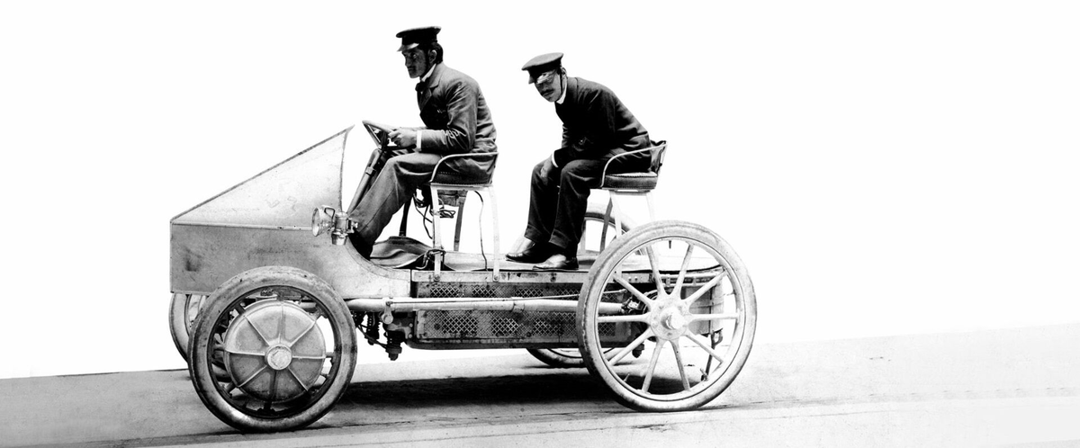 Первый гибридный автомобиль. Источник: https://www.porsche-rostov.ru/media/dealer-news/462708