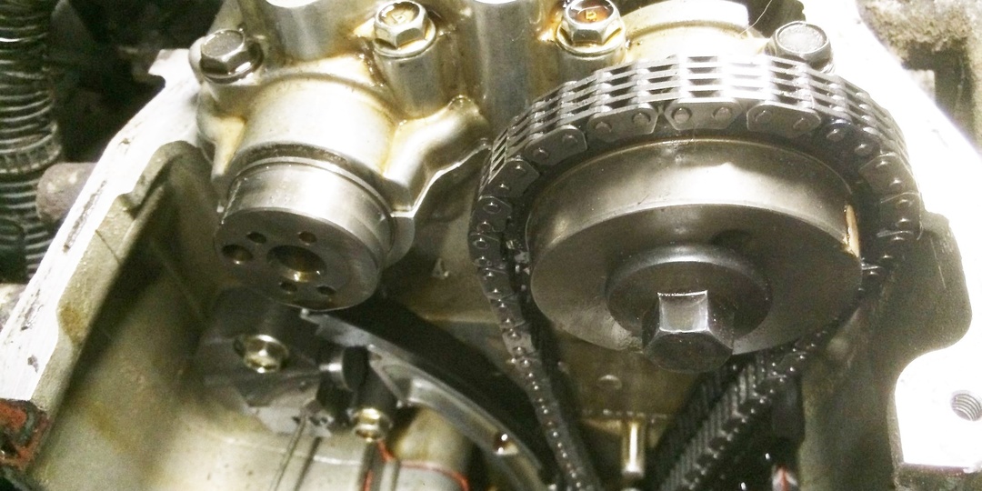 "Запомни эти "звоночки" от двигателя" - сказал моторист - "они предвещают скорую замену цепи ГРМ", сам запомнил и друзьям рассказал