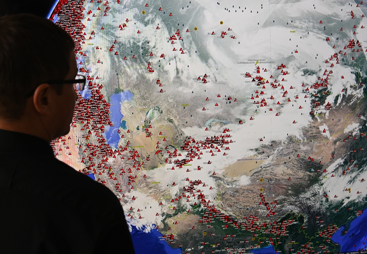     Карта сейсмостанций на мониторе сотрудника геофизической службы РАН" в Новосибирске. / РИА Новости / Александр Кряжев