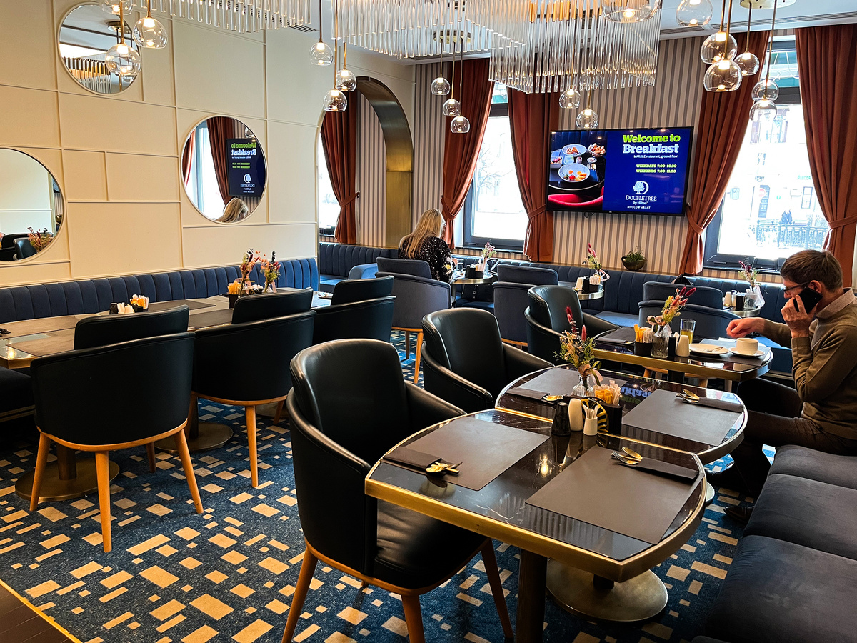 Вид на первый зал →