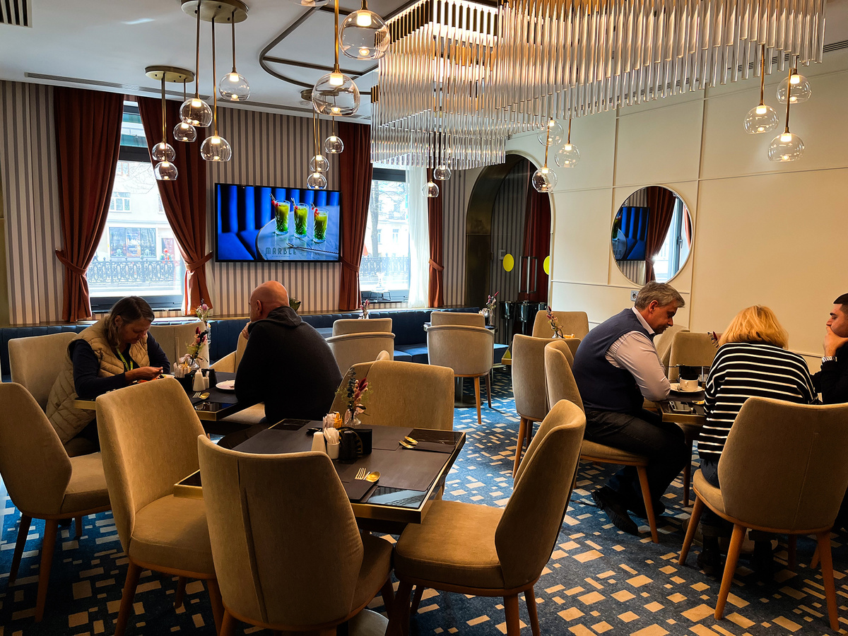 Вид на второй зал →