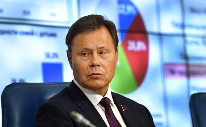 Николай Арефьев — российский политик, государственный и общественный деятель. Депутат Государственной Думы второго (1995−1999), третьего (1999−2003), шестого и седьмого созывов (с 2011). Член КПРФ. Руководитель регионального отделения КПРФ в Астраханской области с 1997 года. Секретарь ЦК КПРФ с 2004 года. Одна из должностей, которую занимает Арефьев, — председатель Центрального Совета Общероссийской общественной организации «Дети войны