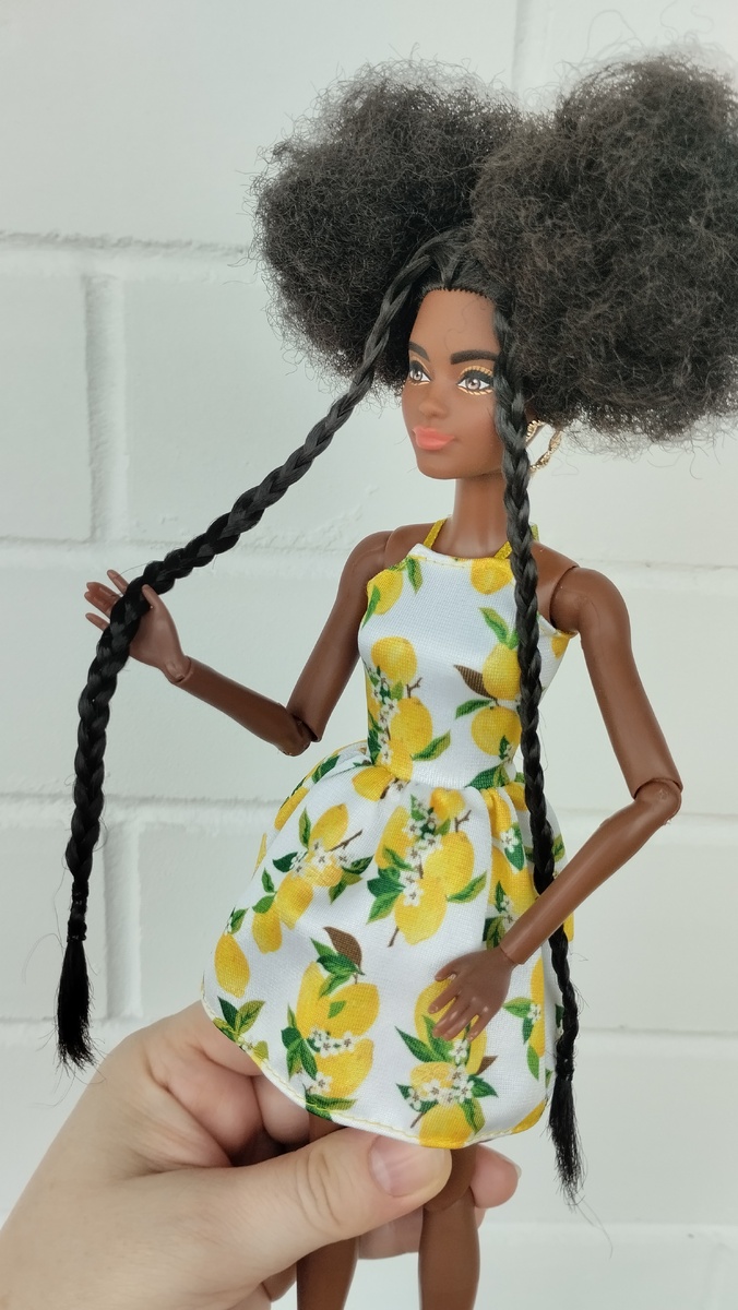 Показывает вам свои шикарные косы 